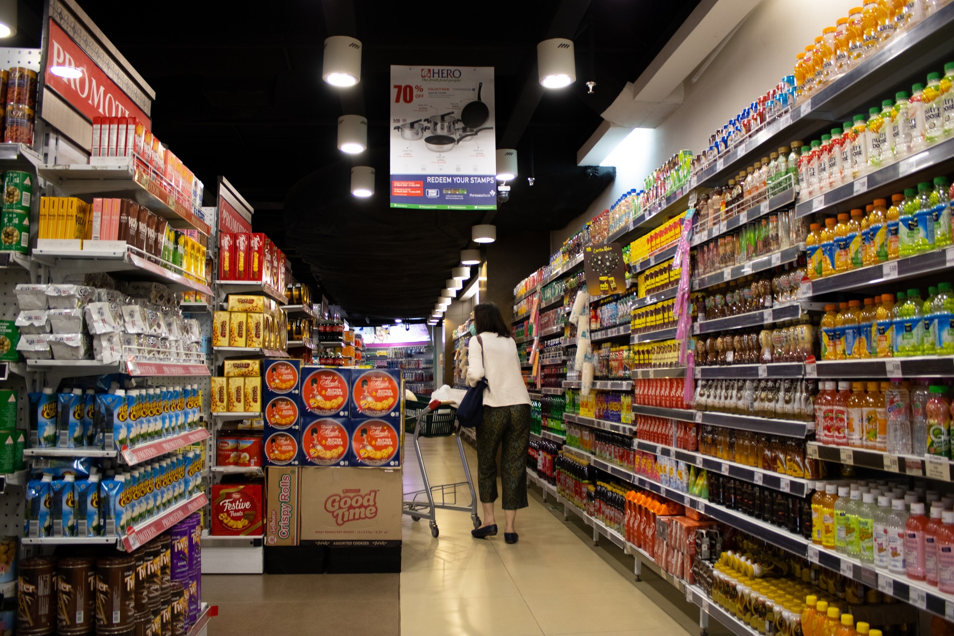 Choisir les produits des rayons du bas pour faire ses courses