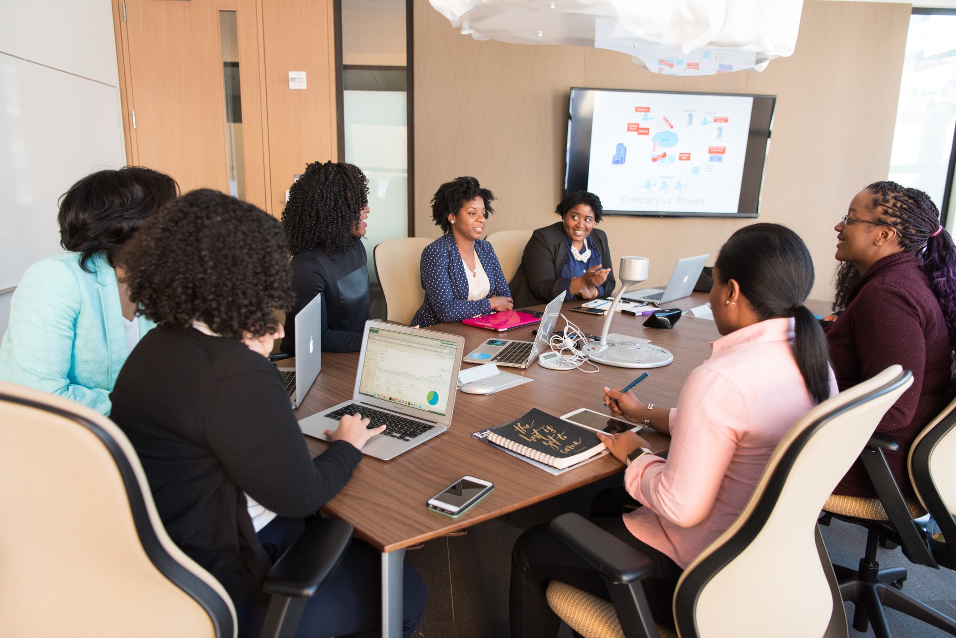 L'écran interactif favorise le partage de contenus entre les employés