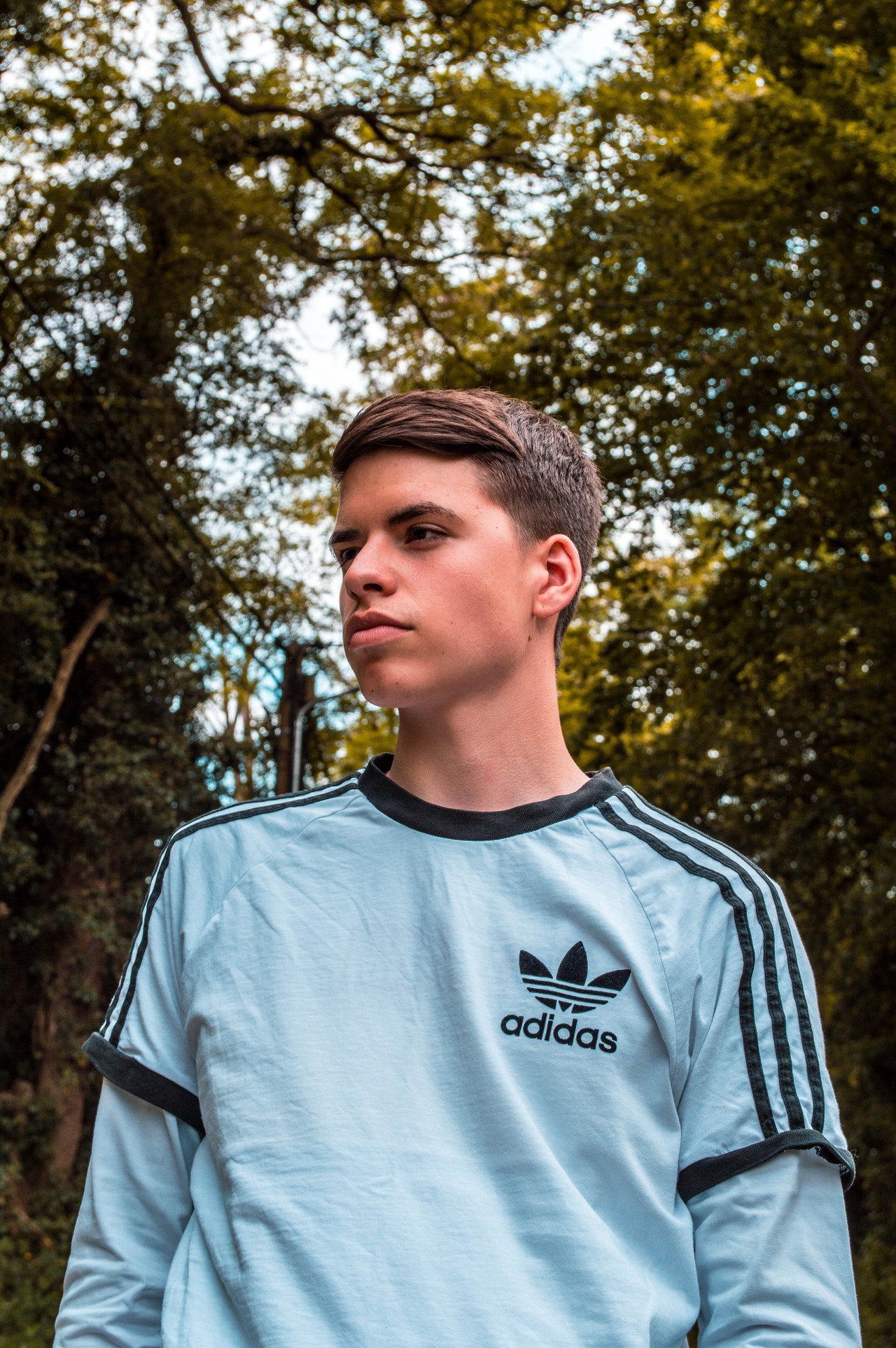 La marque Adidas utilise un logo abstrait
